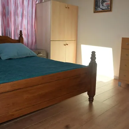 בית נופש Mersinera Paradise Garden Stars House לרנקה