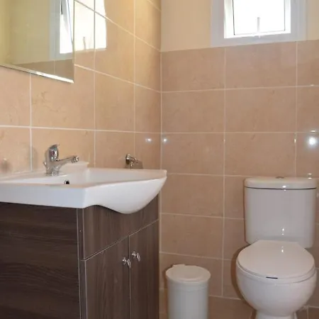 בית נופש Mersinera Paradise Garden Stars House לרנקה